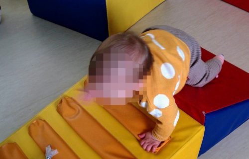 Bebe en la sala de psicomotricidad en la escuela infantil La Abeja Maya.