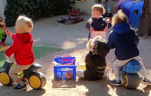 Patio inferior de juegos de la escuela infantil la Abeja Maya