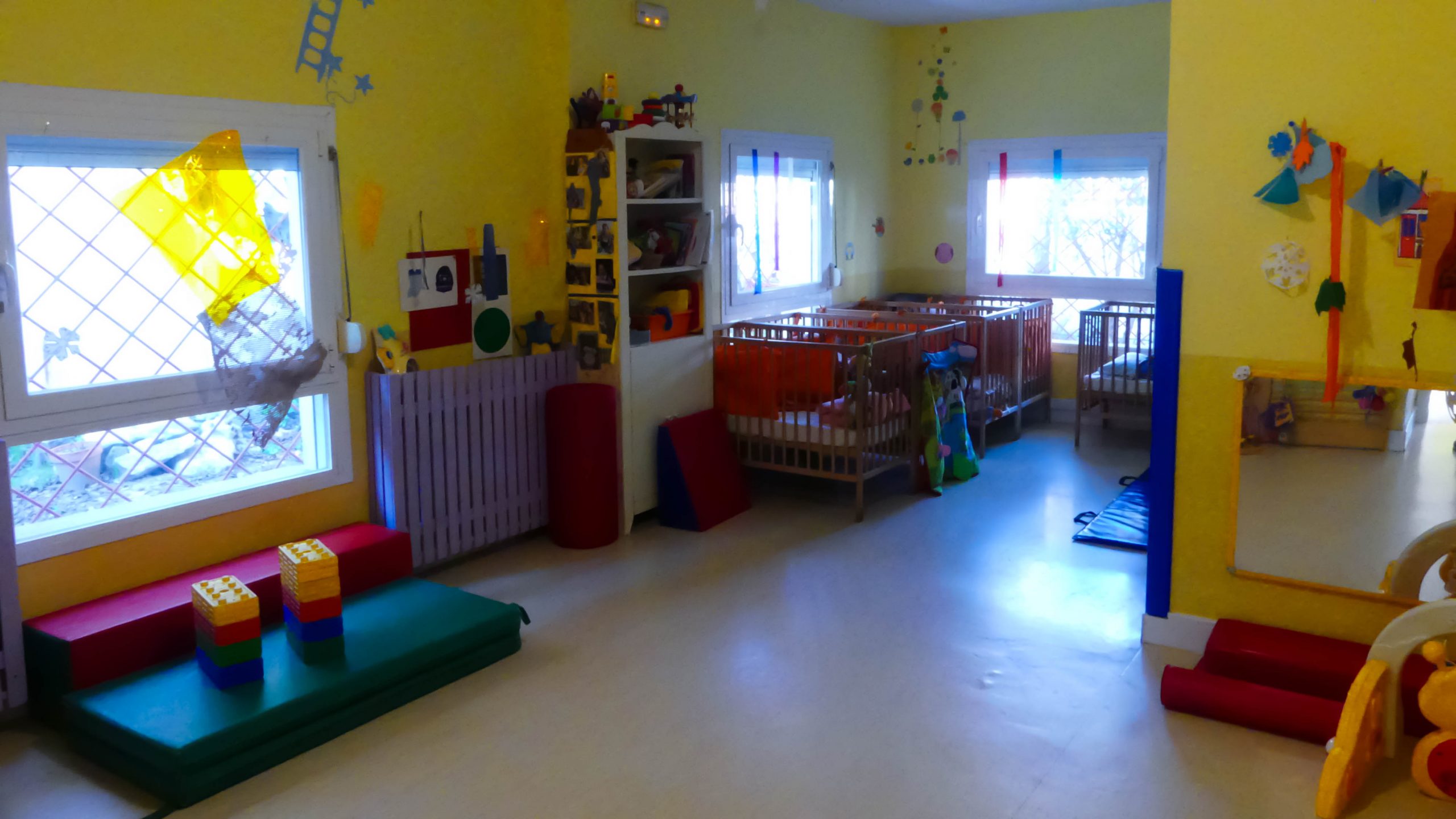 Clase bebes de la escuela infantil la Abeja Maya.