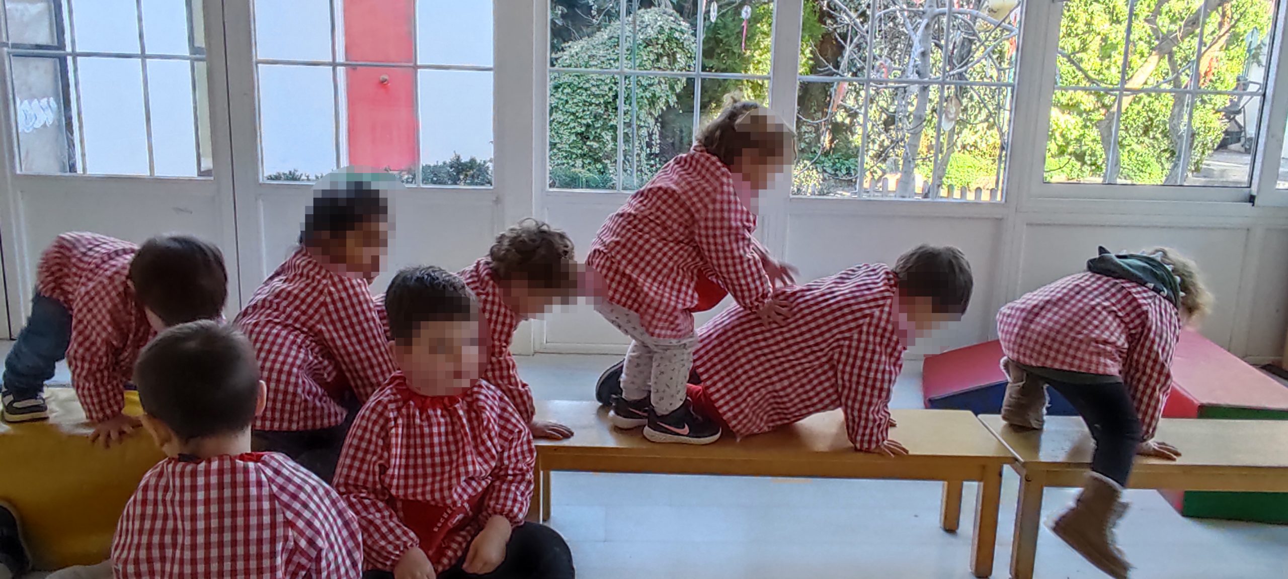 Niños jugando en clase de psicomotricidad. Escuela infantil la Abeja Maya.