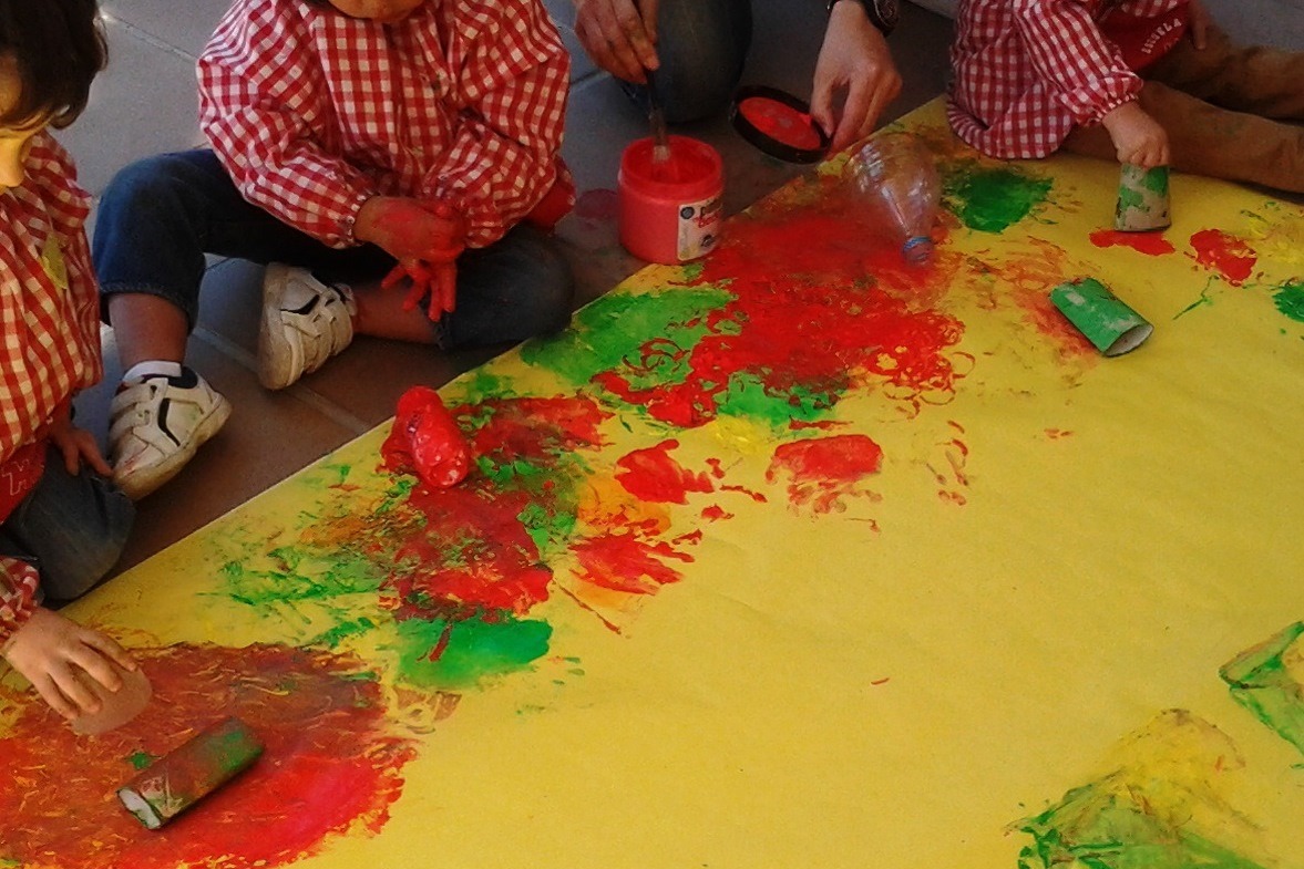 Taller de pintura en la escuela infantil la Abeja Maya.