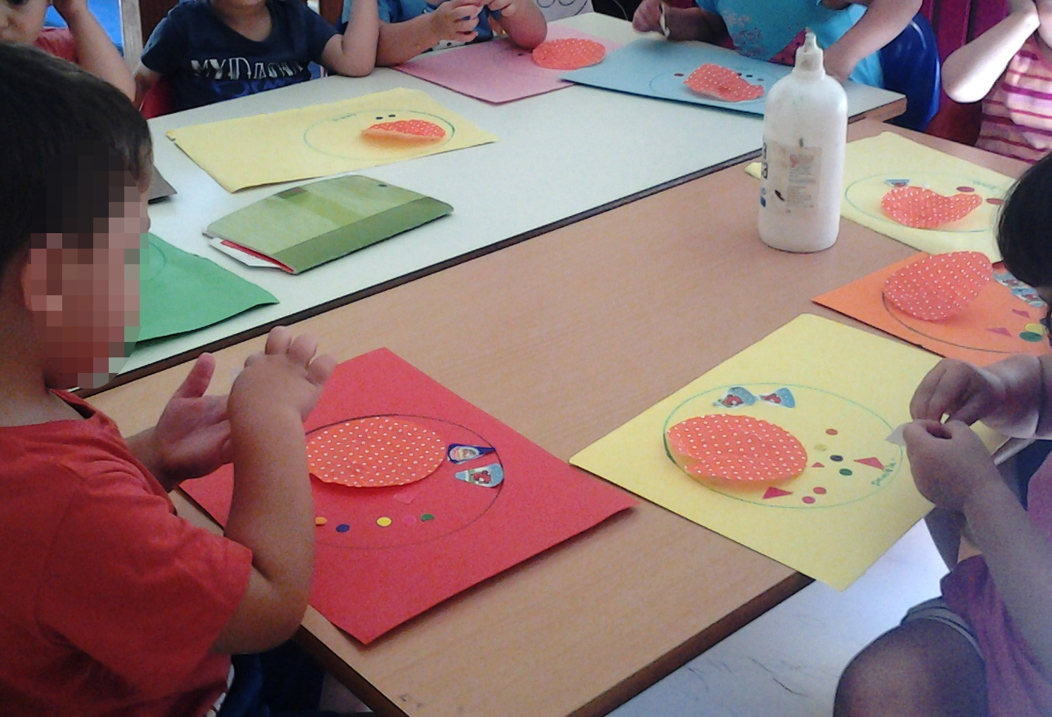 Trabajos con cartulinas y gomets en la escuela infantil La Abeja Maya.